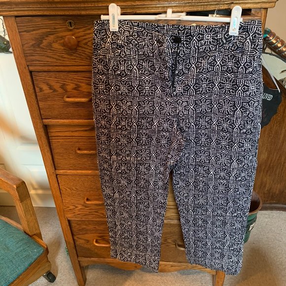 Black and White Jones of NY capri pants. - Picture 3 of 4